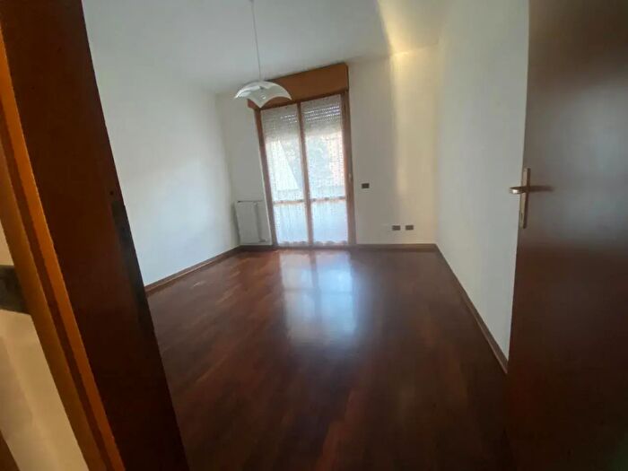 Appartamento trilocale in affitto in Via Flora, Legnano