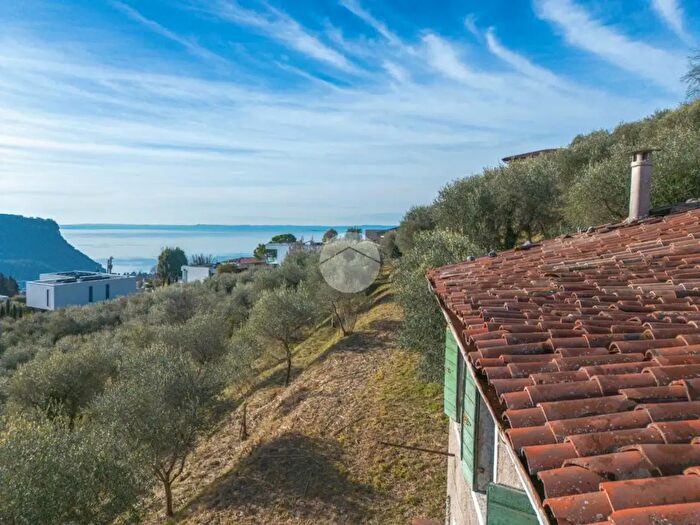 Casa con 8 locali in vendita in Villaggio Oliveto, Costermano