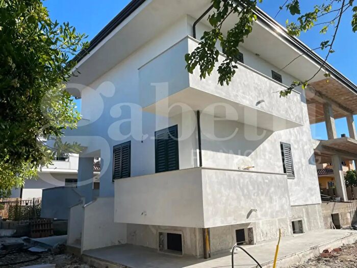 Casa con 5 locali in vendita in Via Leopardi Snc, Cellole