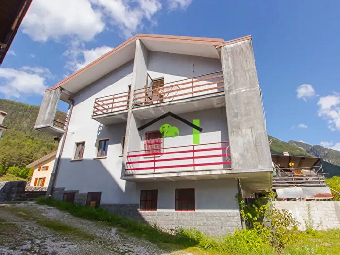 Appartamento con 10 locali in vendita in Via Roma, Resia