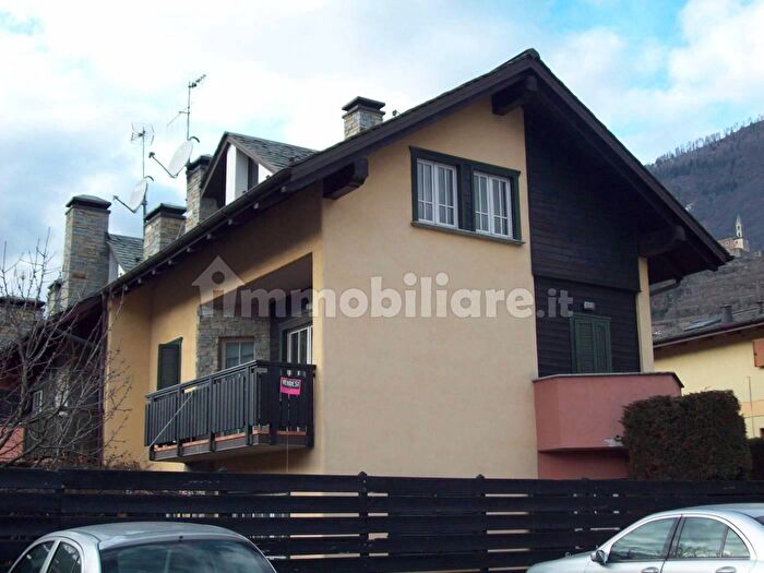 Casa con 9 locali in vendita in Montagna In Valtellina