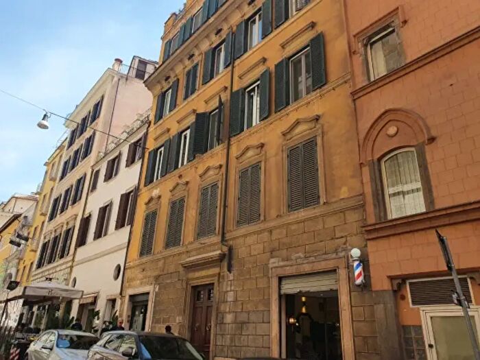 Appartamento trilocale in vendita in Via di San Basilio, Roma