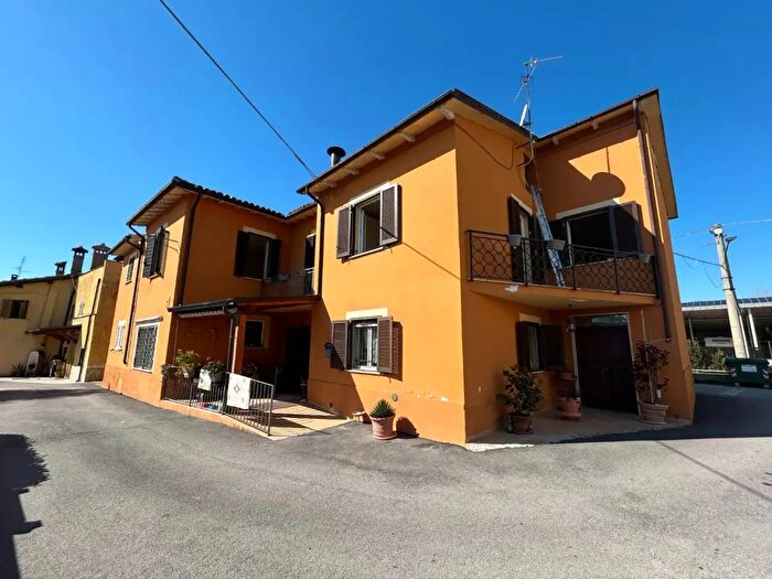 Casa con 7 locali in vendita in Via Pozzo Grande, Trevi