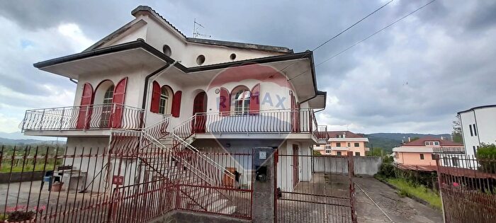 Casa con 6 locali in vendita in Amorosi