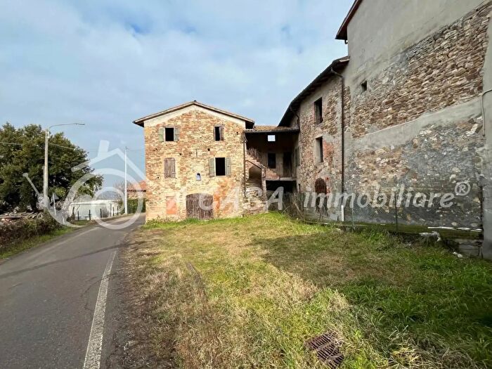 Casa con 17 locali in vendita in Strada di Tordenaso, Langhirano