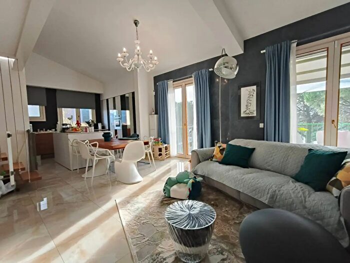 Appartamento con 6 locali in vendita in Via Francesco Redi, Pisa