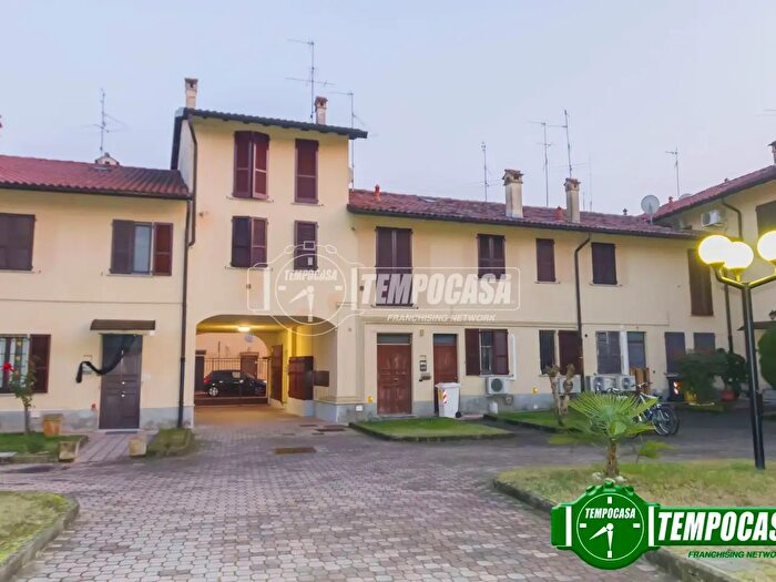 Appartamento trilocale in vendita in Via Anselmo dallOrto, Casorate Primo