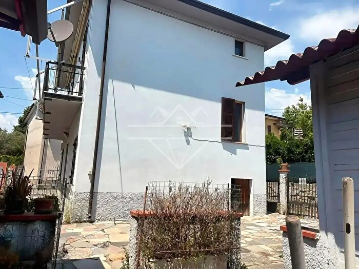 Casa con 6 locali in vendita in Luni
