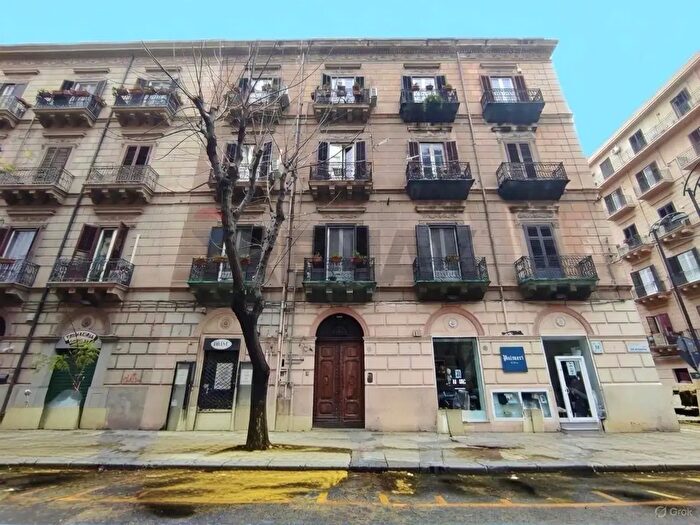 Appartamento trilocale in vendita in Via XX Settembre, Palermo