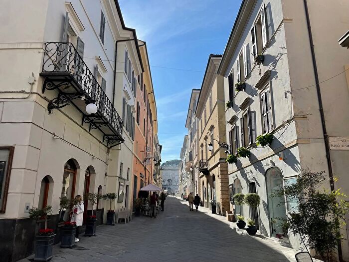 Appartamento con 5 locali in vendita in Corso Mazzini, Spoleto