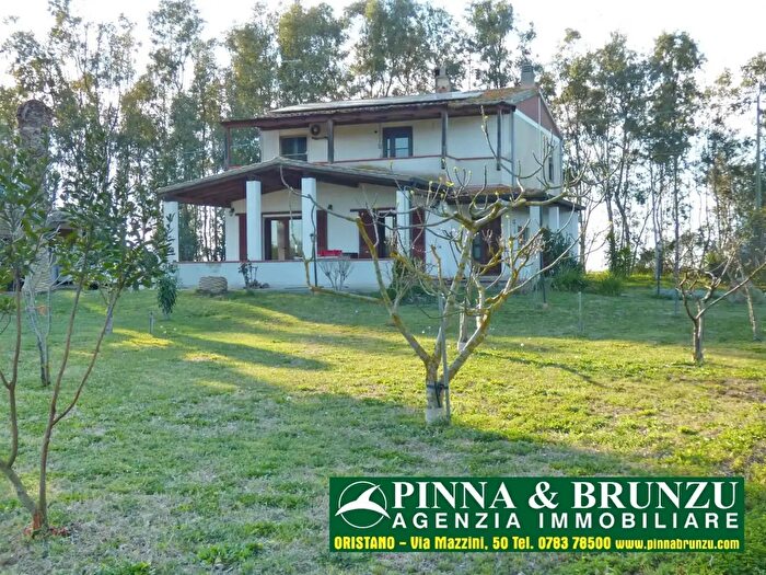 Casa con 8 locali in vendita in Santa Giusta