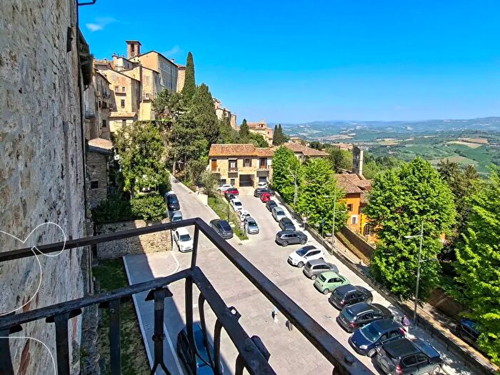 Appartamento con 5 locali in vendita in Piazza Marte, Todi
