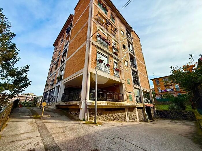 Appartamento con 5 locali in vendita in Via Piave, Napoli