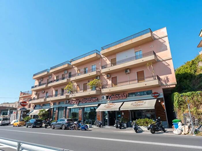 Appartamento con 6 locali in vendita in Viale Alcide De Gasperi, Acireale