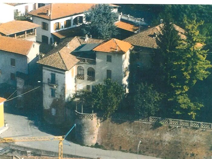 Casa con 15 locali in vendita in Via Umberto I, Incisa Scapaccino