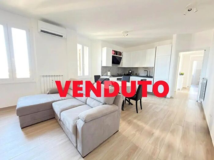 Appartamento trilocale in vendita in Via Acaia, Roma