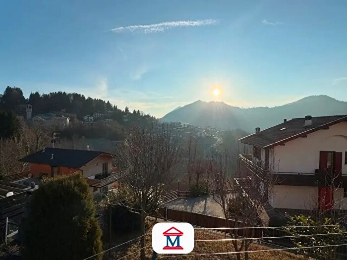 Appartamento quadrilocale in vendita in Via San Pellegrino, Selvino