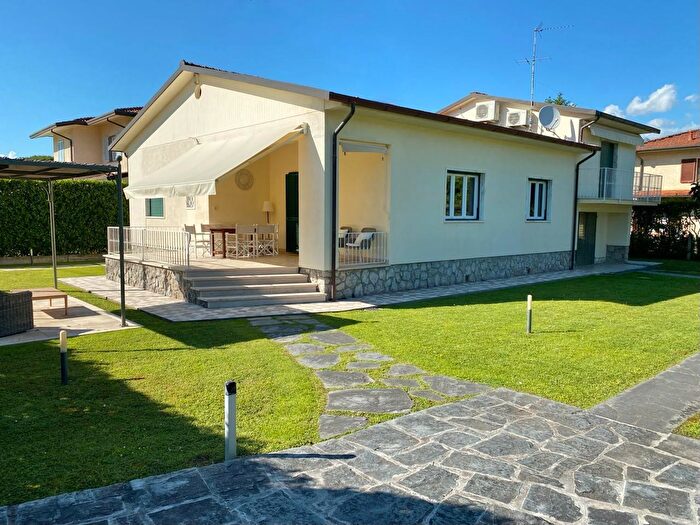 Casa con 6 locali in affitto in Forte Dei Marmi