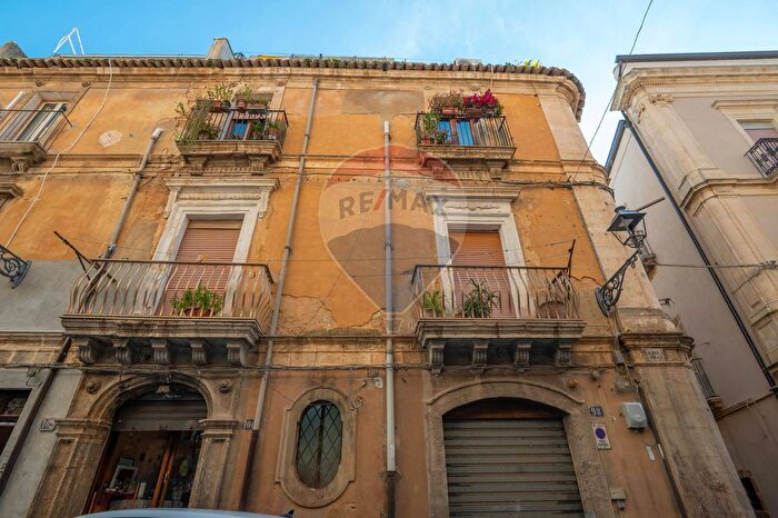 Appartamento trilocale in vendita in Via Azzolina, Caltagirone