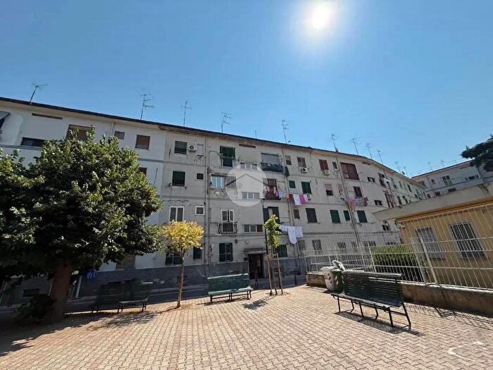Appartamento trilocale in vendita in Via Enrico Forzati, Napoli