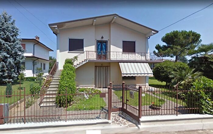 Casa con 8 locali in vendita in Pandino