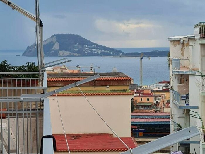 Appartamento trilocale in affitto in Viale Bognar, Pozzuoli Alta, Pozzuoli