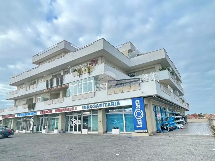 Appartamento trilocale in vendita in Via Edoardo Chiossone, Roma