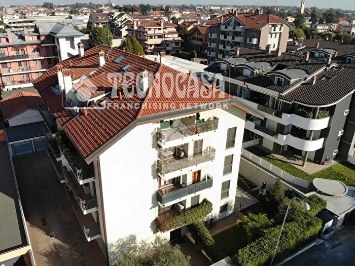 Appartamento trilocale in vendita in Via Santa Maria, Bareggio