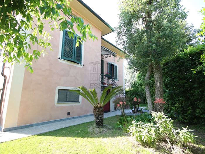 Casa con 8 locali in vendita in Viale San Concordio, Lucca