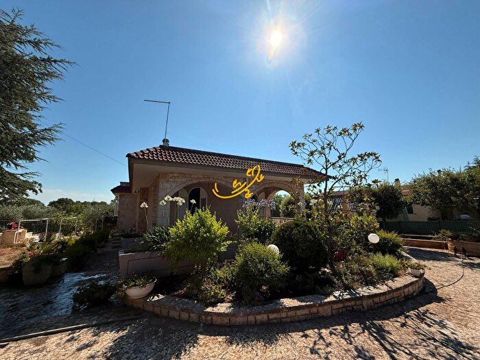 Casa con 12 locali in vendita in Laureto, Fasano