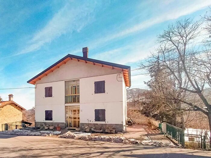 Casa con 10 locali in vendita in Frassinoro
