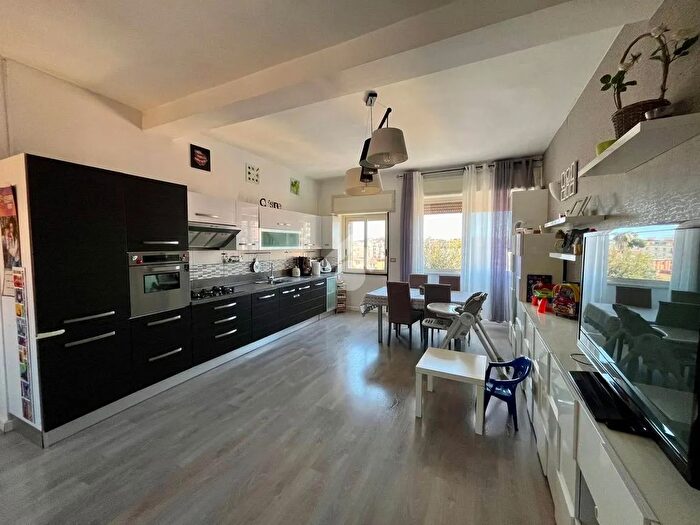 Appartamento trilocale in vendita in Via Amerigo Crispo, Napoli