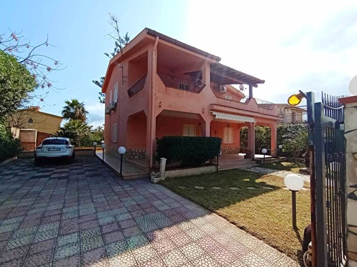 Casa con 6 locali in affitto in Lungomare Del Mediterraneo, Campofelice di Roccella