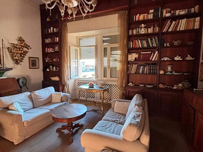 Appartamento quadrilocale in vendita in Viale Belluomini, Viareggio