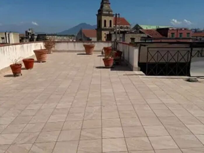 Appartamento con 6 locali in vendita in Via Cisterna dell'Olio, Napoli