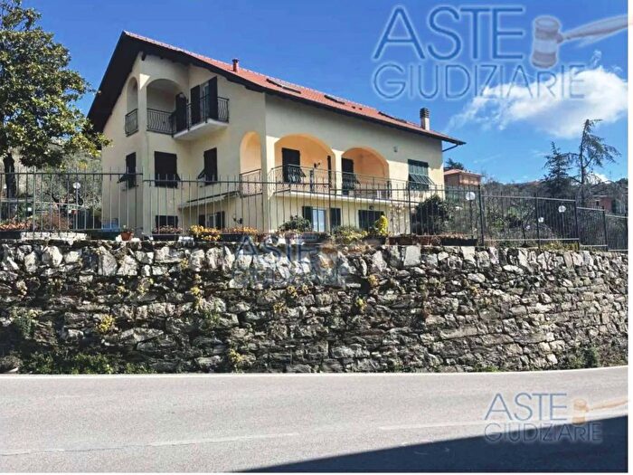 Casa con 9 locali in vendita in Via Maggio Leivi, Leivi