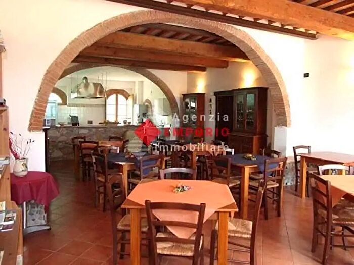 Casa con 14 locali in vendita in Vicopisano