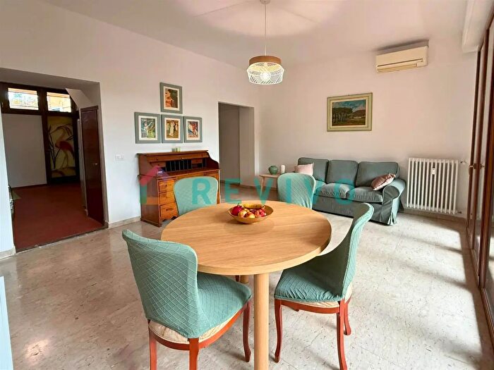 Appartamento con 5 locali in affitto in Firenze