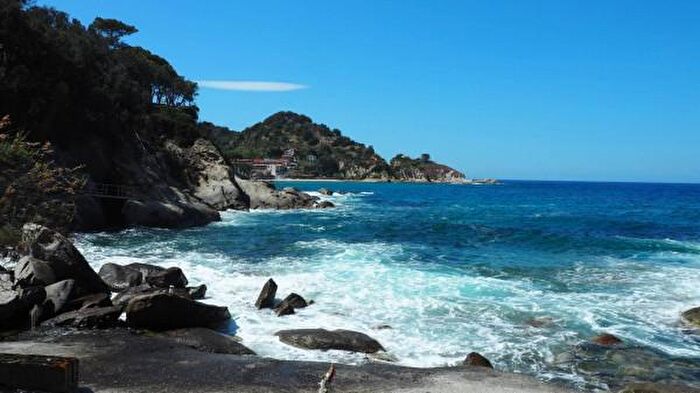 Casa con 6 locali in vendita in Marciana