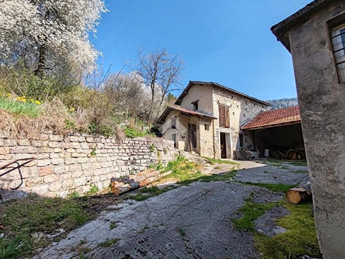 Casa con 10 locali in vendita in Via Roma, Roana