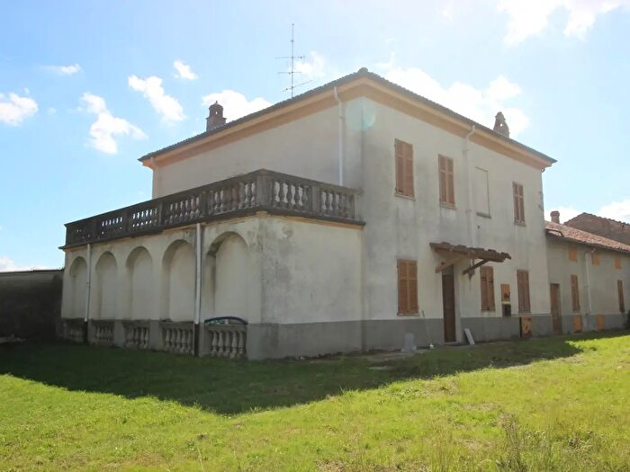 Casa con 7 locali in vendita in Via Castello, Conzano