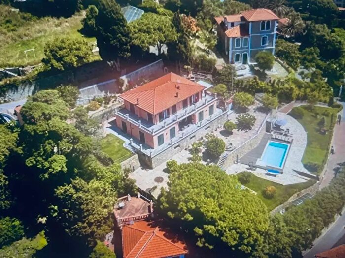 Casa con 20 locali in vendita in Bordighera