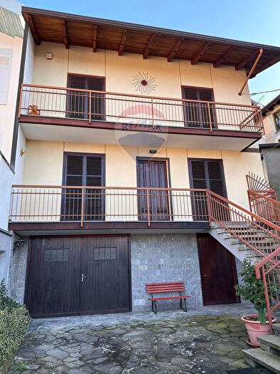 Casa con 6 locali in vendita in Piazza Santa Caterina, Sostegno