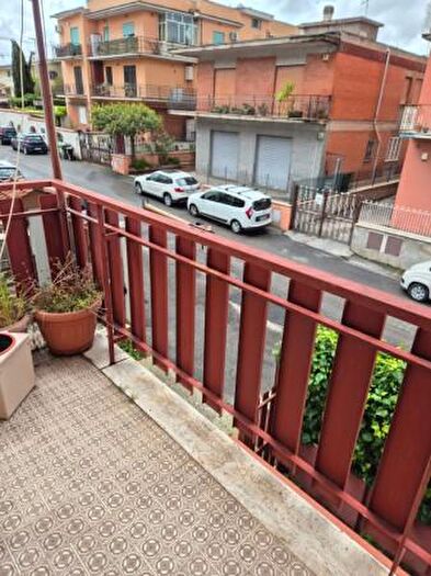 Appartamento trilocale in vendita in Via Castri di Lecce, Roma