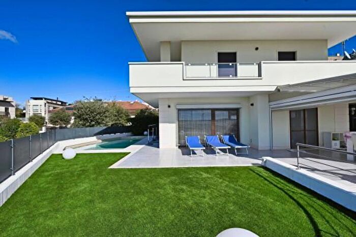 Casa con 6 locali in vendita in Via Fratelli Bandiera, Putignano