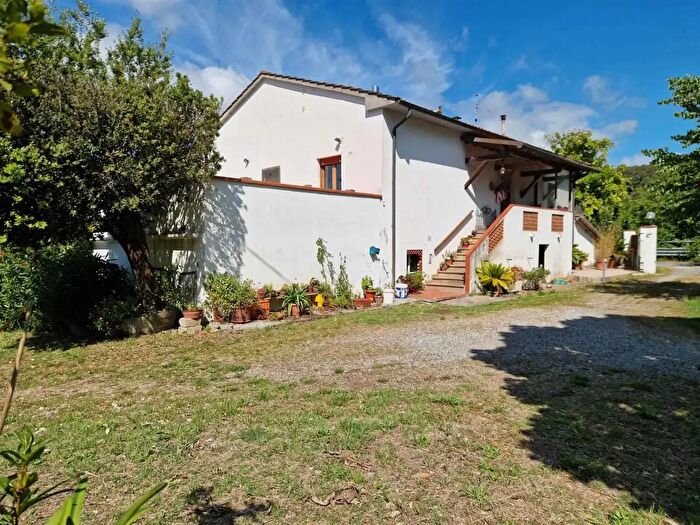 Casa con 6 locali in vendita in Castellina Marittima