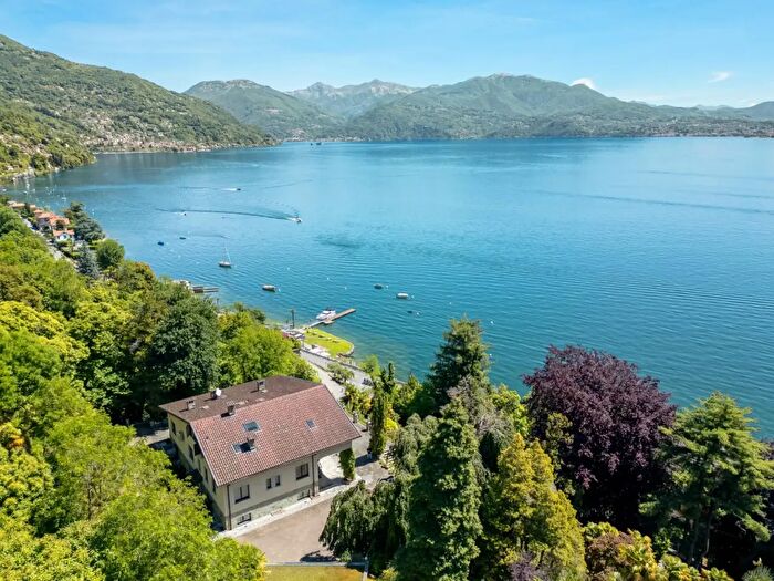 Casa con 10 locali in vendita in Oggebbio