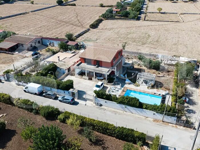 Casa con 12 locali in vendita in Via dei Tulipani, Ragusa