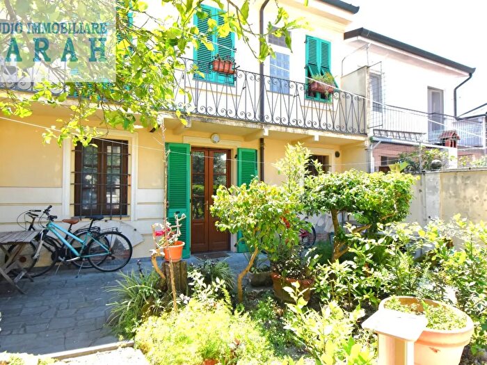 Casa con 8 locali in vendita in Via Cesare Battisti, Viareggio