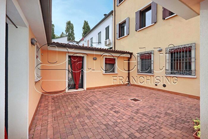Casa con 6 locali in vendita in Via Arianuova, Ferrara